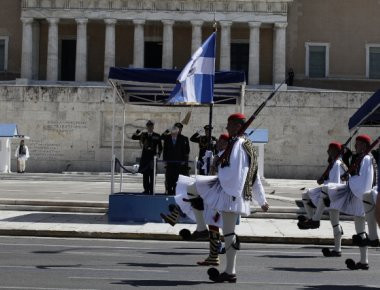 Στρατιωτική παρέλαση: Υπερηφάνεια και συγκίνηση για τους Εύζωνες (φωτό)